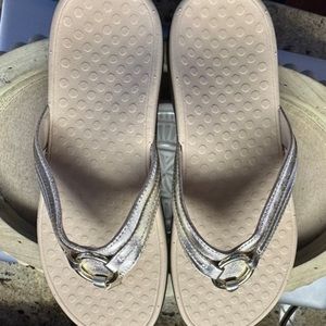 New Winen’s Vionic ( Champagne ) sandals Size 9
